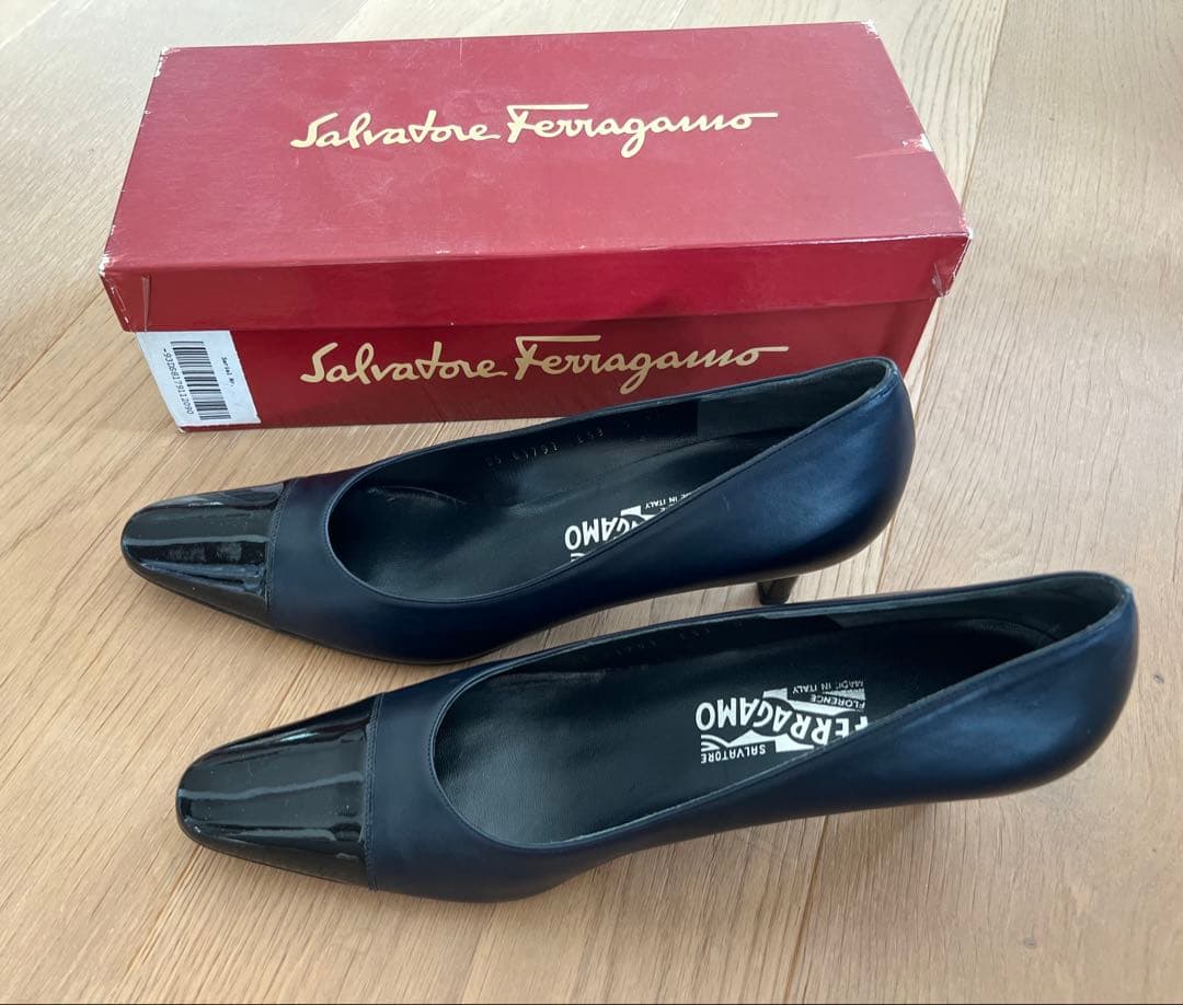 新品未使用Ferragamo 9フェラガモ濃紺 25〜25.5 ヒール5㎝