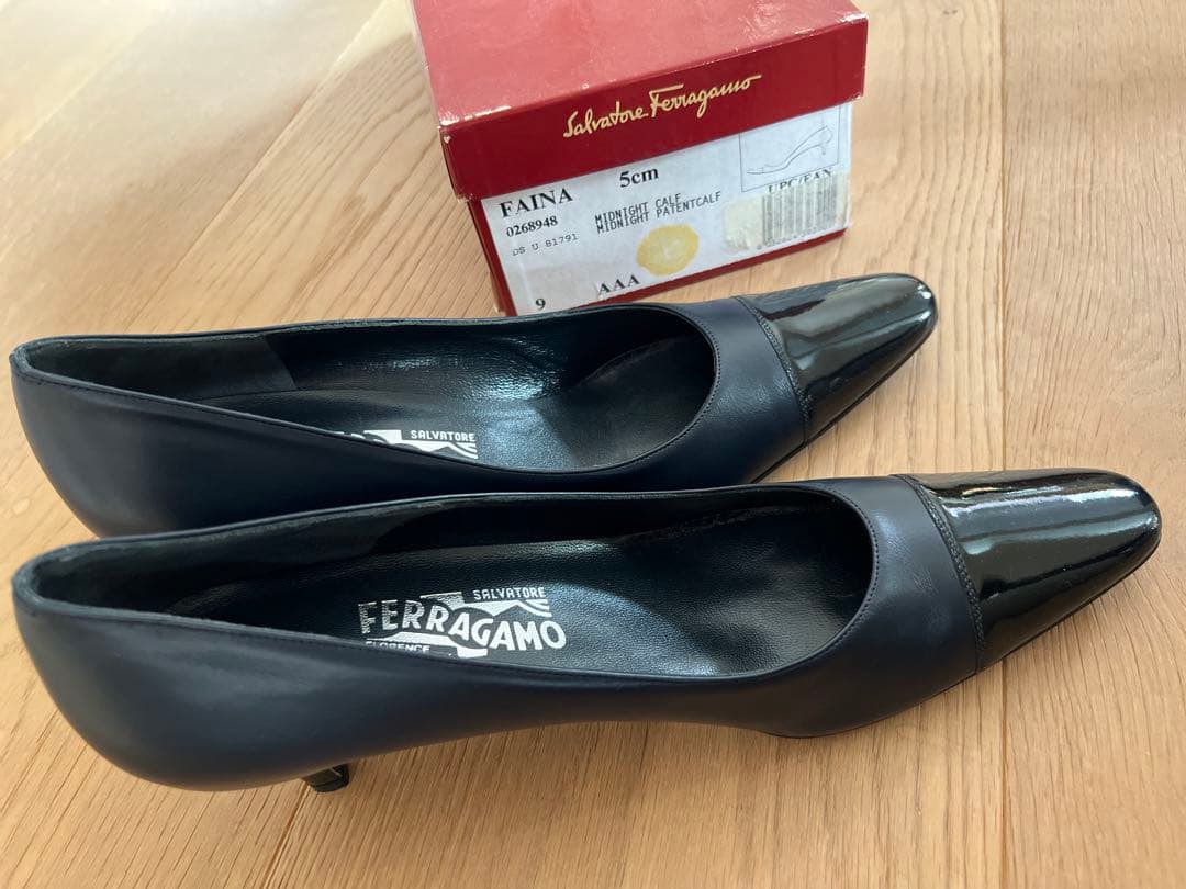 新品未使用Ferragamo 9フェラガモ濃紺 25〜25.5 ヒール5㎝