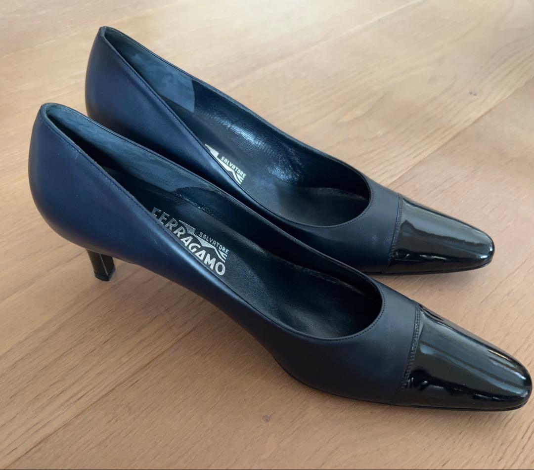 新品未使用Ferragamo 9フェラガモ濃紺 25〜25.5 ヒール5㎝