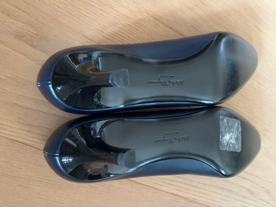 新品未使用Ferragamo 9フェラガモ濃紺 25〜25.5 ヒール5㎝