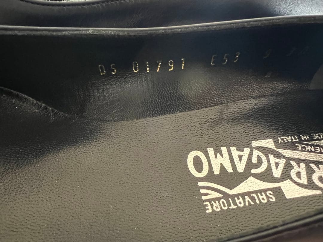 新品未使用Ferragamo 9フェラガモ濃紺 25〜25.5 ヒール5㎝