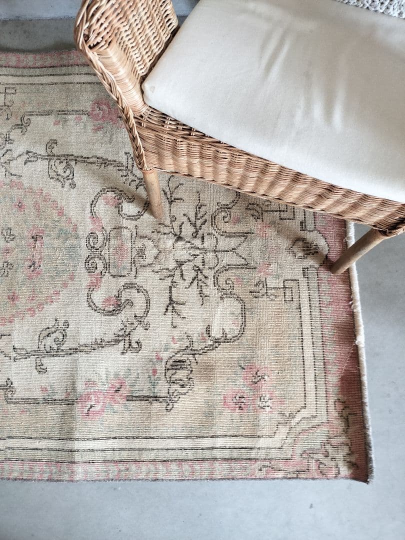 黄味ベージュとくすみパステルローズピンクのローズガーデンラグ　No624