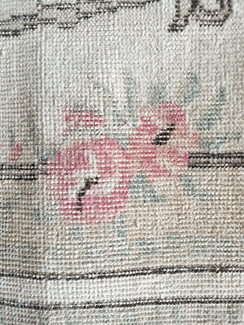 黄味ベージュとくすみパステルローズピンクのローズガーデンラグ　No624