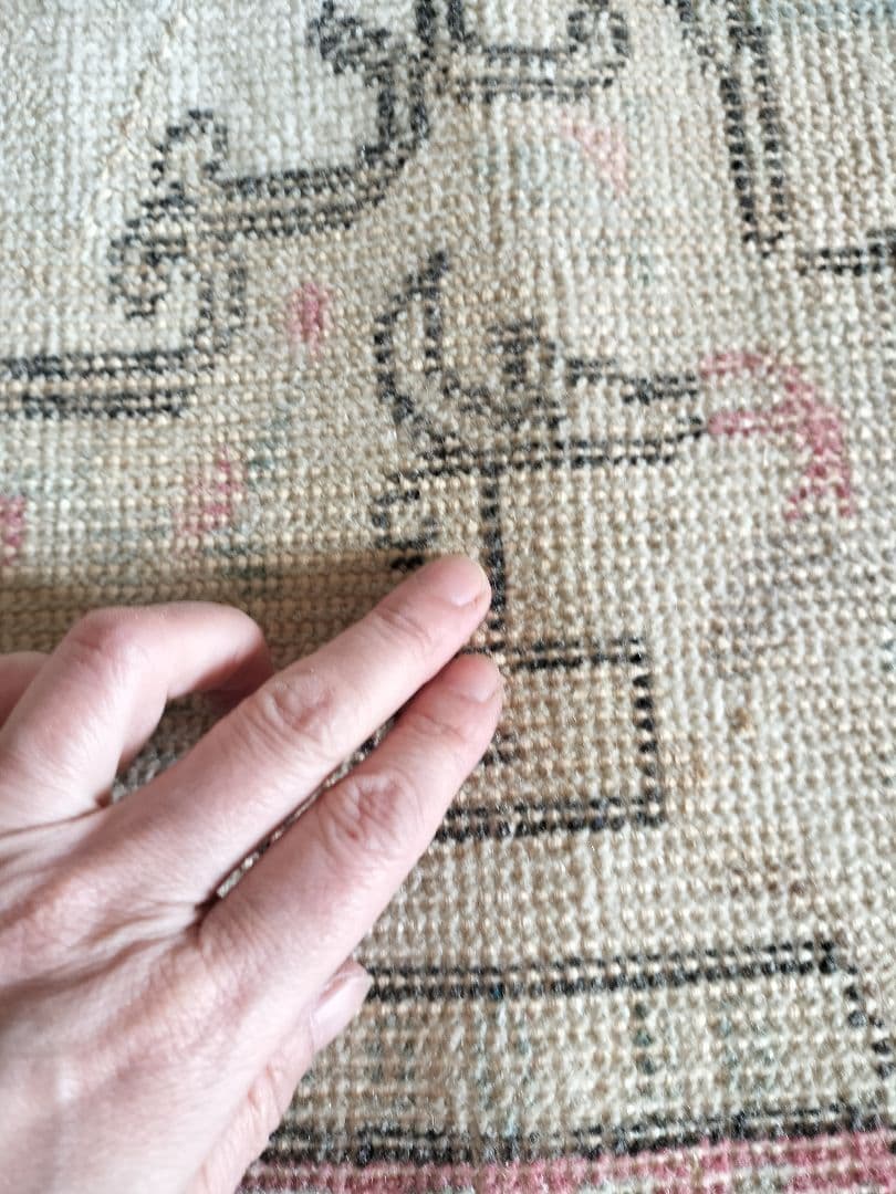 黄味ベージュとくすみパステルローズピンクのローズガーデンラグ　No624