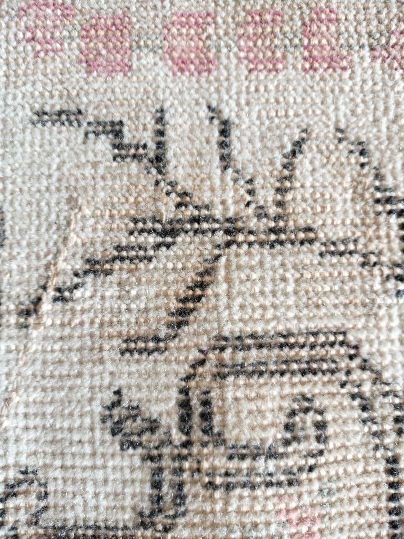 黄味ベージュとくすみパステルローズピンクのローズガーデンラグ　No624