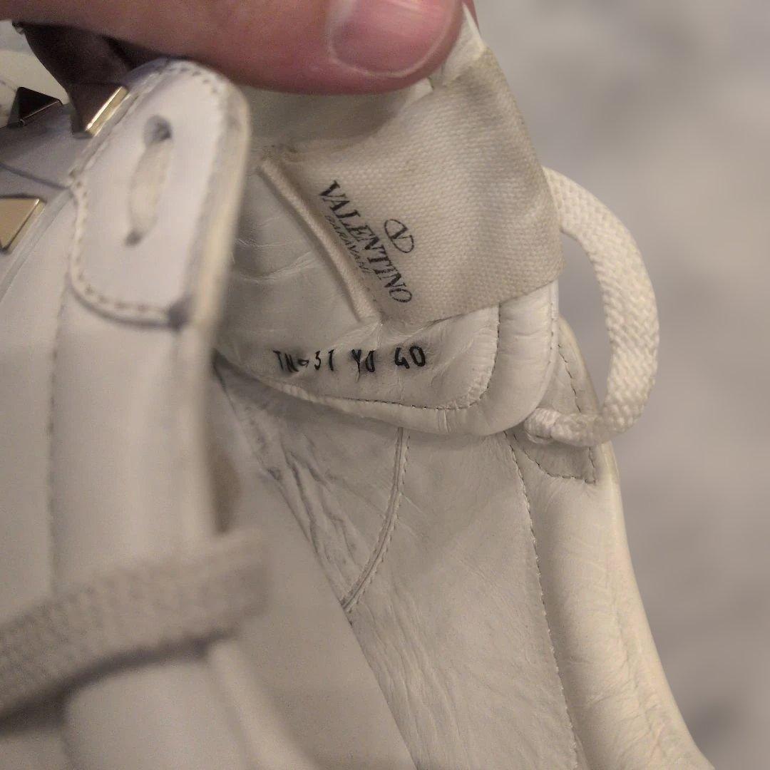 VALENTINO スタッズ付きスニーカー