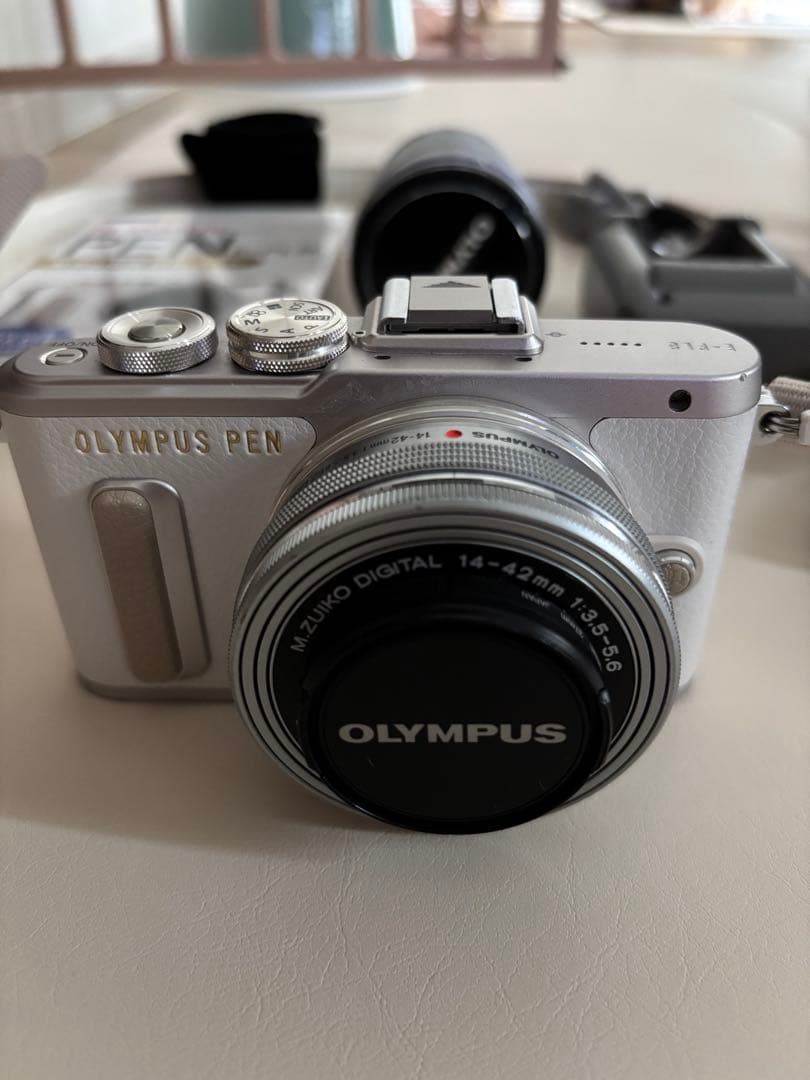 OLYMPUS PEN E-PL8 ミラーレス　本体と付属品
