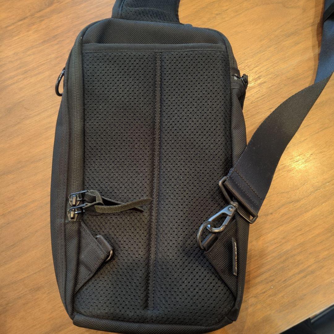 ニックス　ボディバッグ