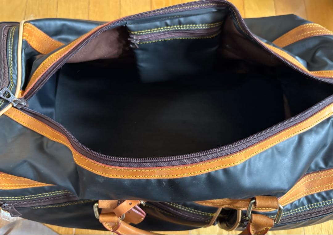 ボストンバッグ 黒と茶色の合成皮革