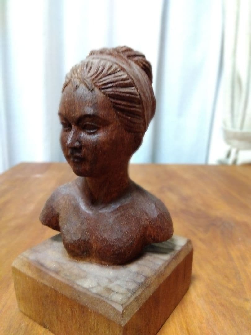 木製女性胸像彫刻