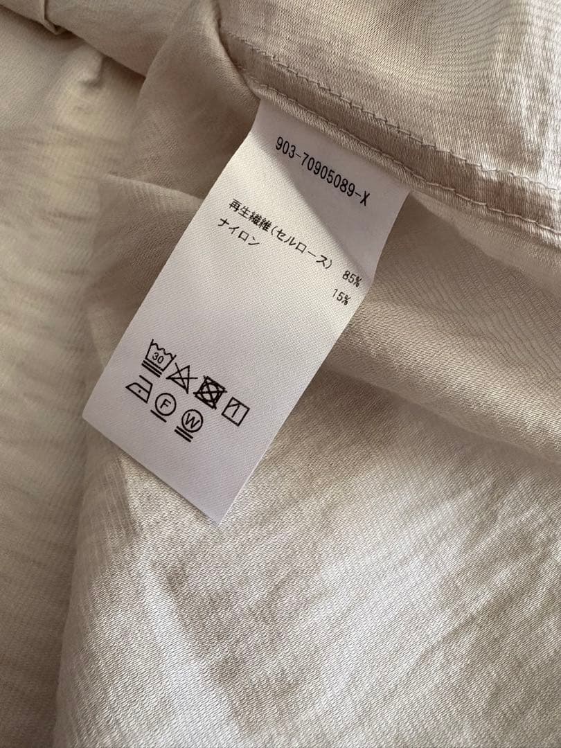 北欧暮らしの道具店 【24AW】とろんと光って揺れる シアーな羽織りブラウス