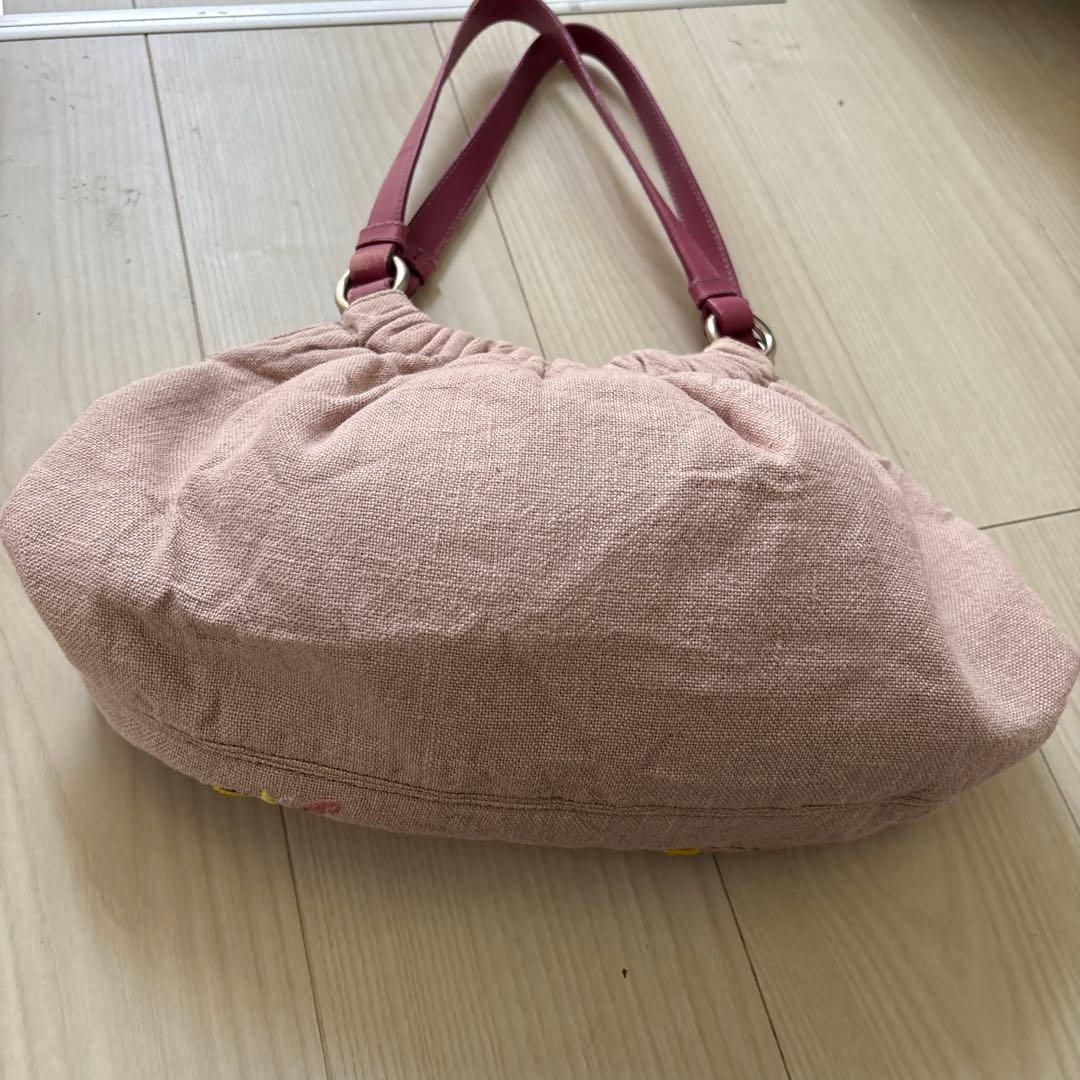 エトロの刺繍が素敵な麻のバックです。軽く使いやすいです。