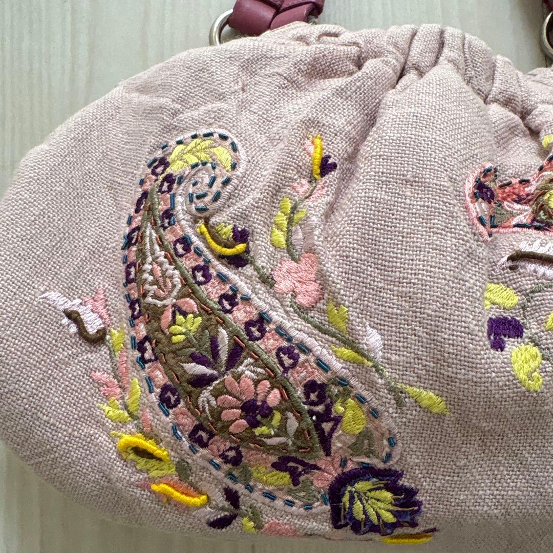 エトロの刺繍が素敵な麻のバックです。軽く使いやすいです。