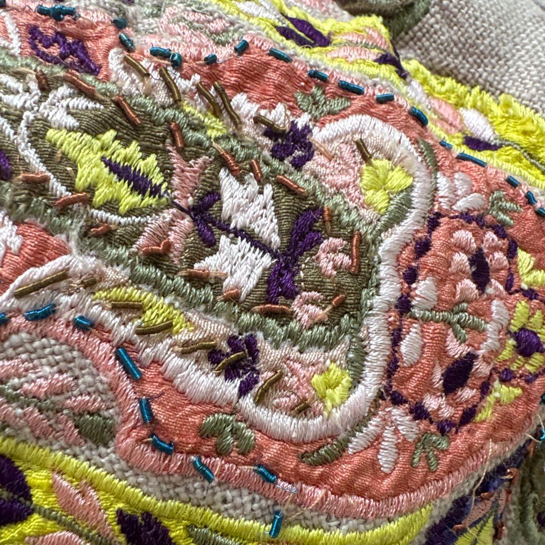 エトロの刺繍が素敵な麻のバックです。軽く使いやすいです。