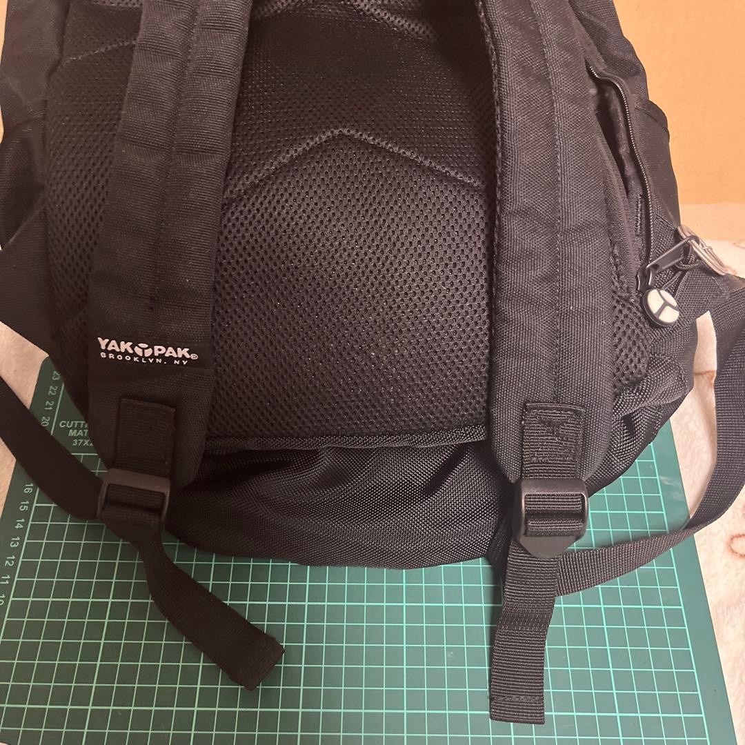 自分ツッコミくまYAKPAK ブラックリュック