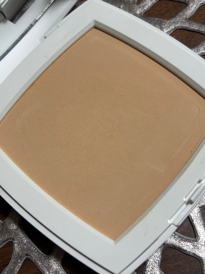 シャネル　ルブランコンパクトラディアンス　20ベージュ