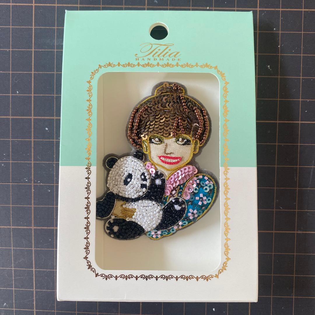 田川啓二ビーズ刺繍 パンダ抱えた黒柳徹子ピンバッジ　Tilia