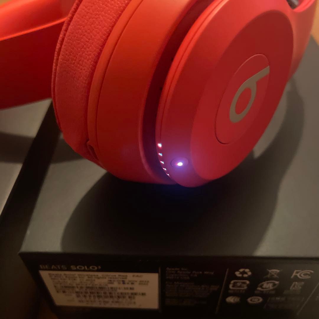 ワイヤレスヘッドホン Beats Solo3レッド