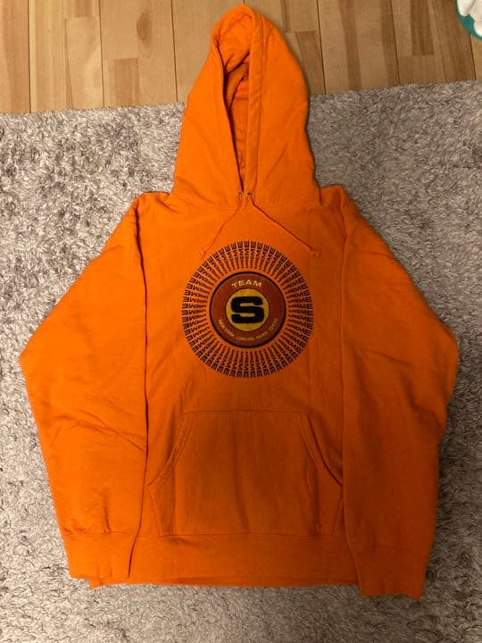 【即完売】シュプリーム センター刺繍 人気 肉厚 山吹色 スウェットパーカー