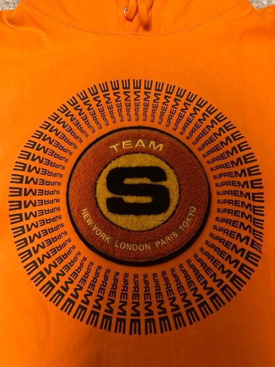 【即完売】シュプリーム センター刺繍 人気 肉厚 山吹色 スウェットパーカー