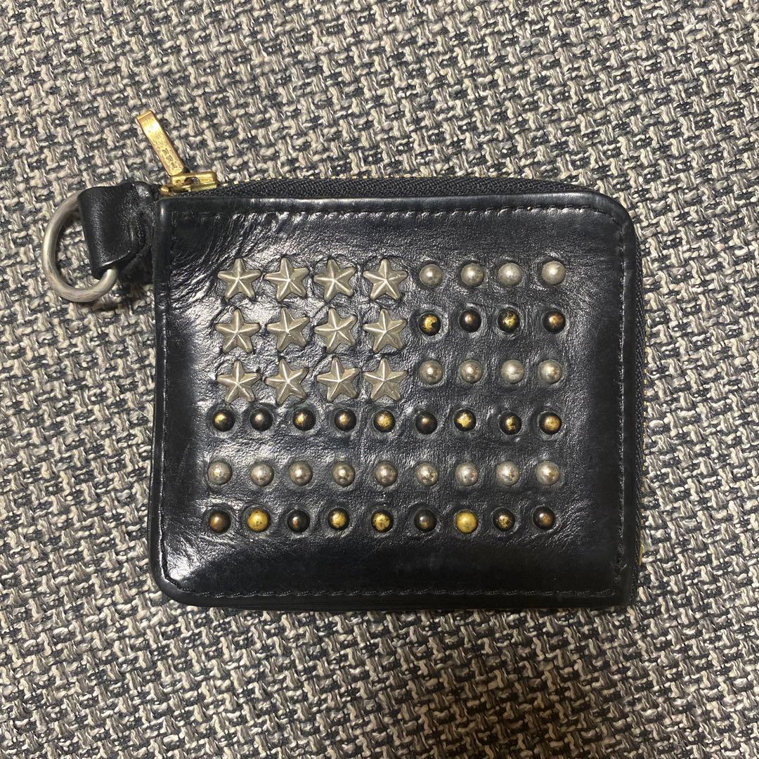 スタッズ付き黒レザーケース