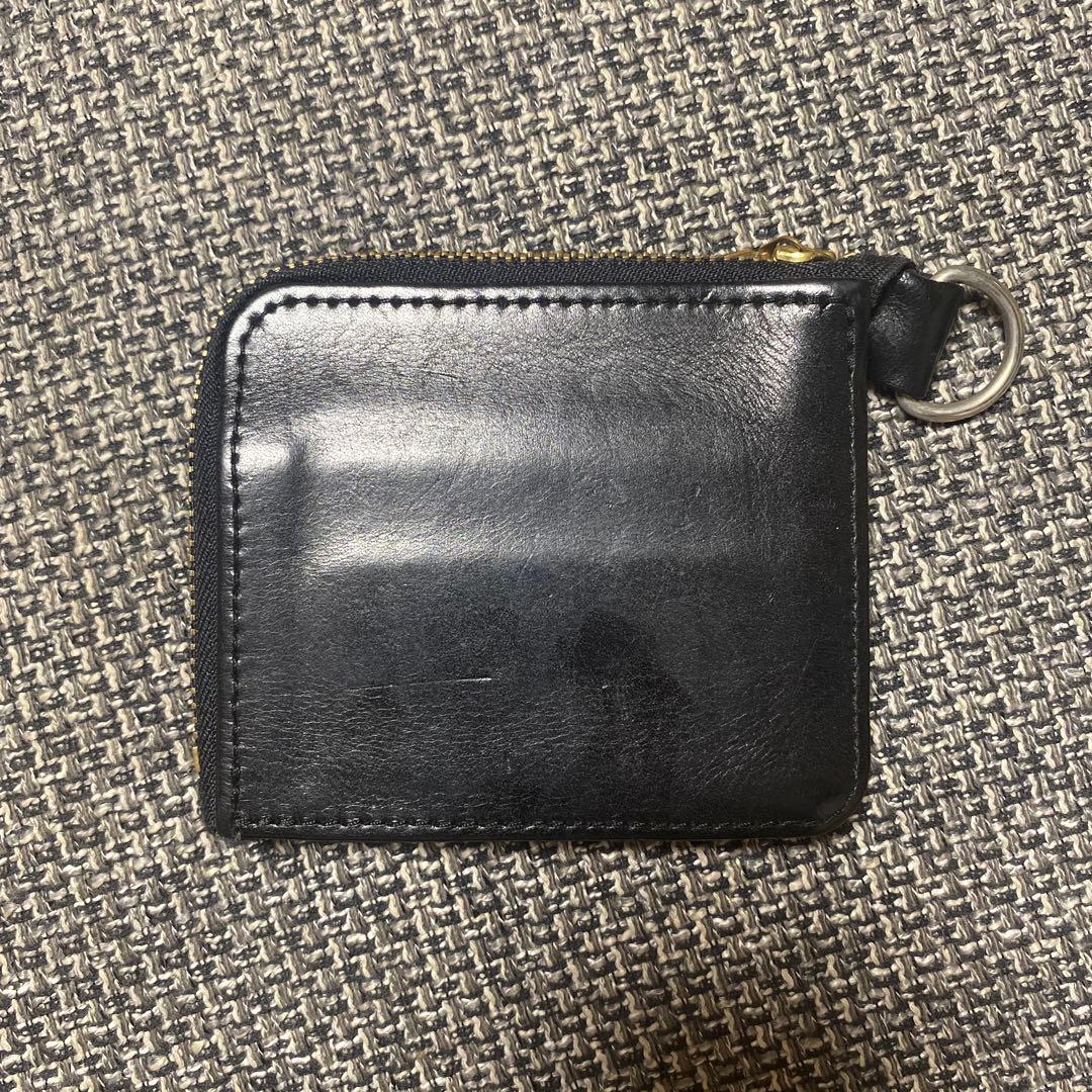 スタッズ付き黒レザーケース