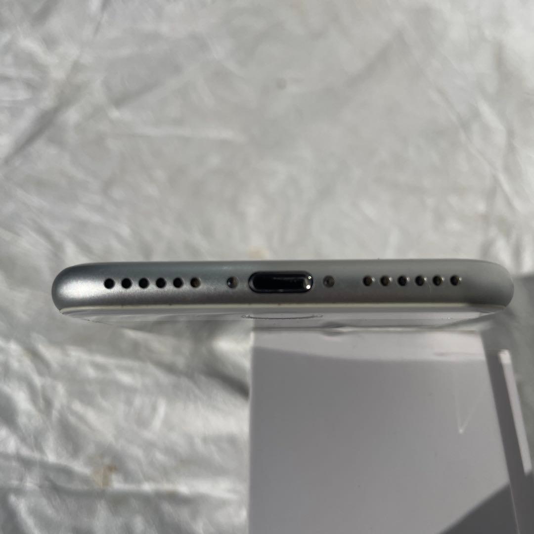 Apple iPhone 8 シルバー　64GB バッテリー82%