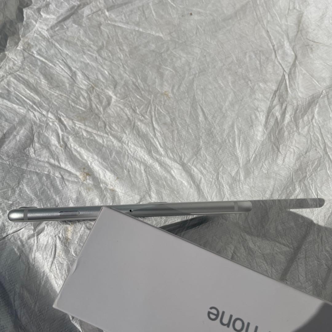 Apple iPhone 8 シルバー　64GB バッテリー82%