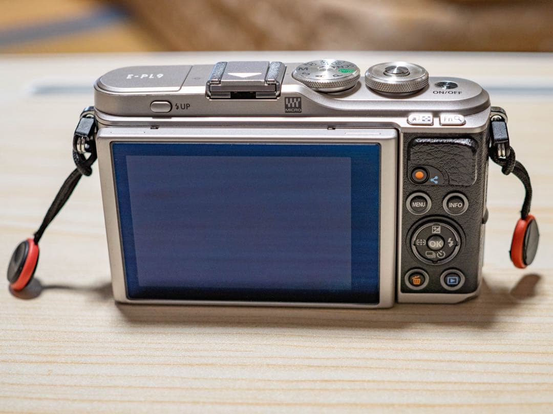 OLYMPUS PEN E-PL9 シルバー/ブラック 本体　少し難あり