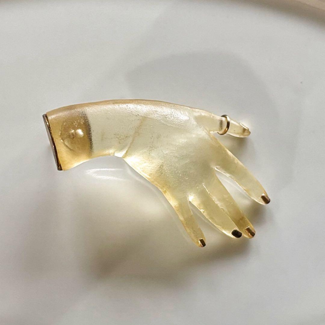 ベアトリスパラシオス　クリア樹脂手の形 ピアス(片耳用)