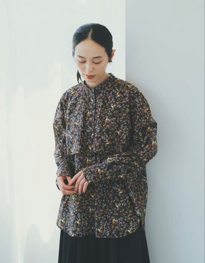 北欧暮らしの道具展 「暮らしに、ときめき」大人のための柄ブラウス ブラウン 花柄