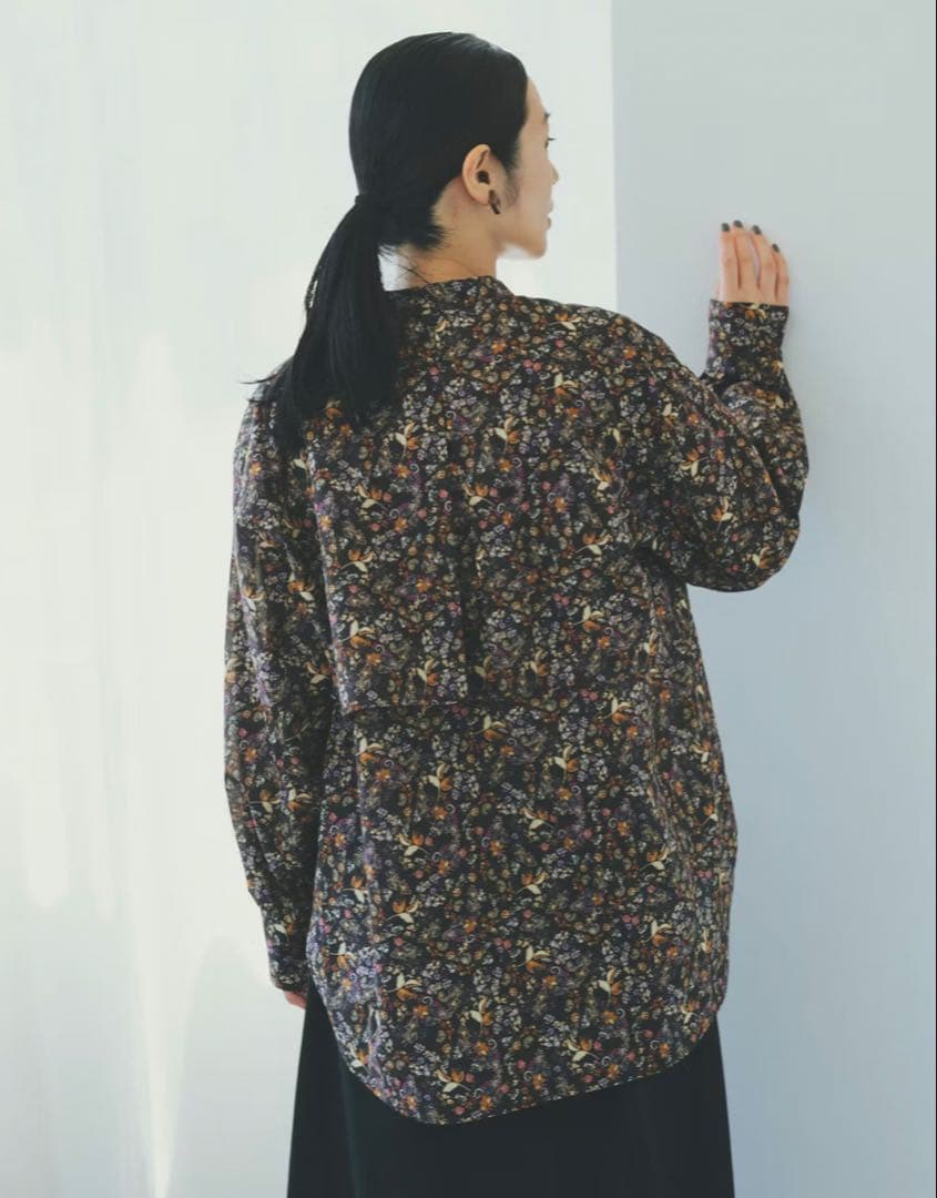 北欧暮らしの道具展 「暮らしに、ときめき」大人のための柄ブラウス ブラウン 花柄