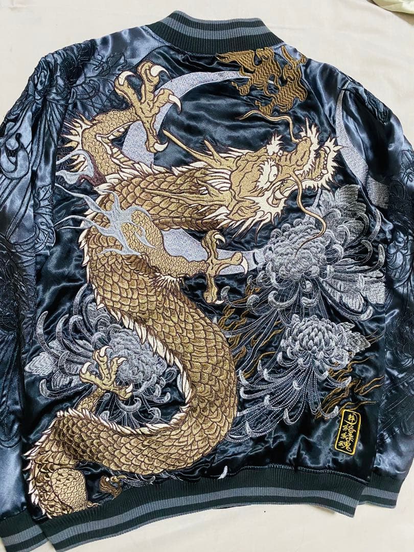 絡繰魂　粋　日本　スカジャン ドラゴン 菊刺繍 限定 最高 デザイン 2面使う