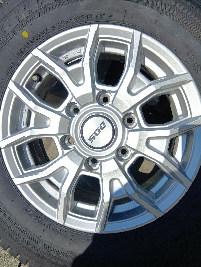 専用商品購入不可　美品ハイエース　バリ山　スタッドレス　ブリザック　発送不可