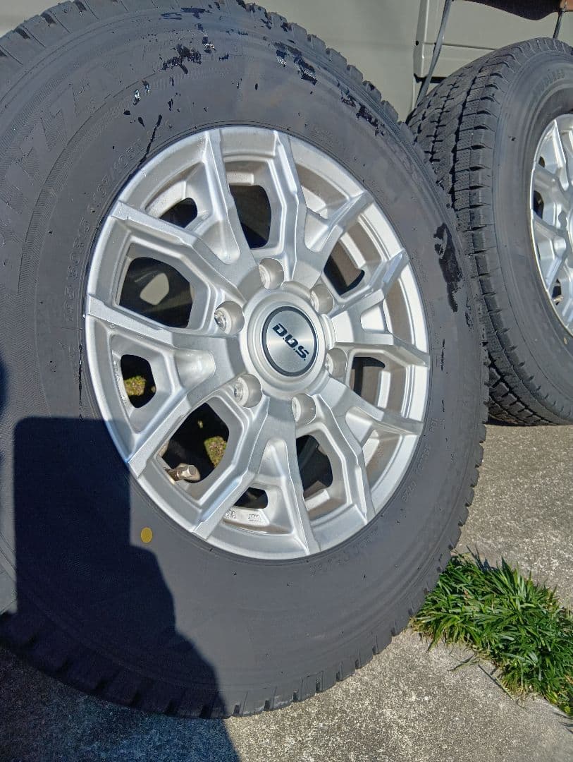 専用商品購入不可　美品ハイエース　バリ山　スタッドレス　ブリザック　発送不可