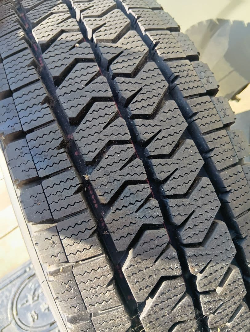 専用商品購入不可　美品ハイエース　バリ山　スタッドレス　ブリザック　発送不可