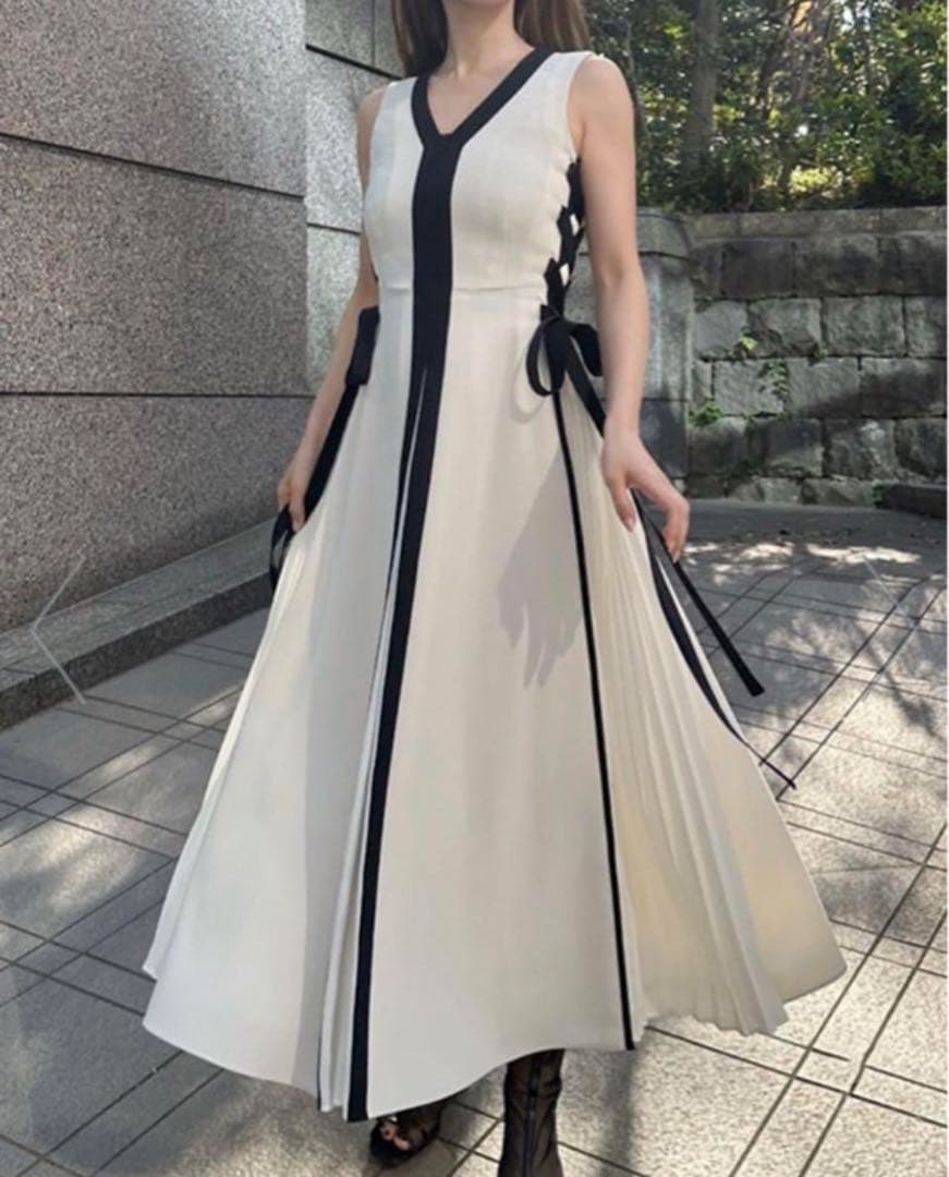 SNIDEL サイドプリーツバイカラーワンピース