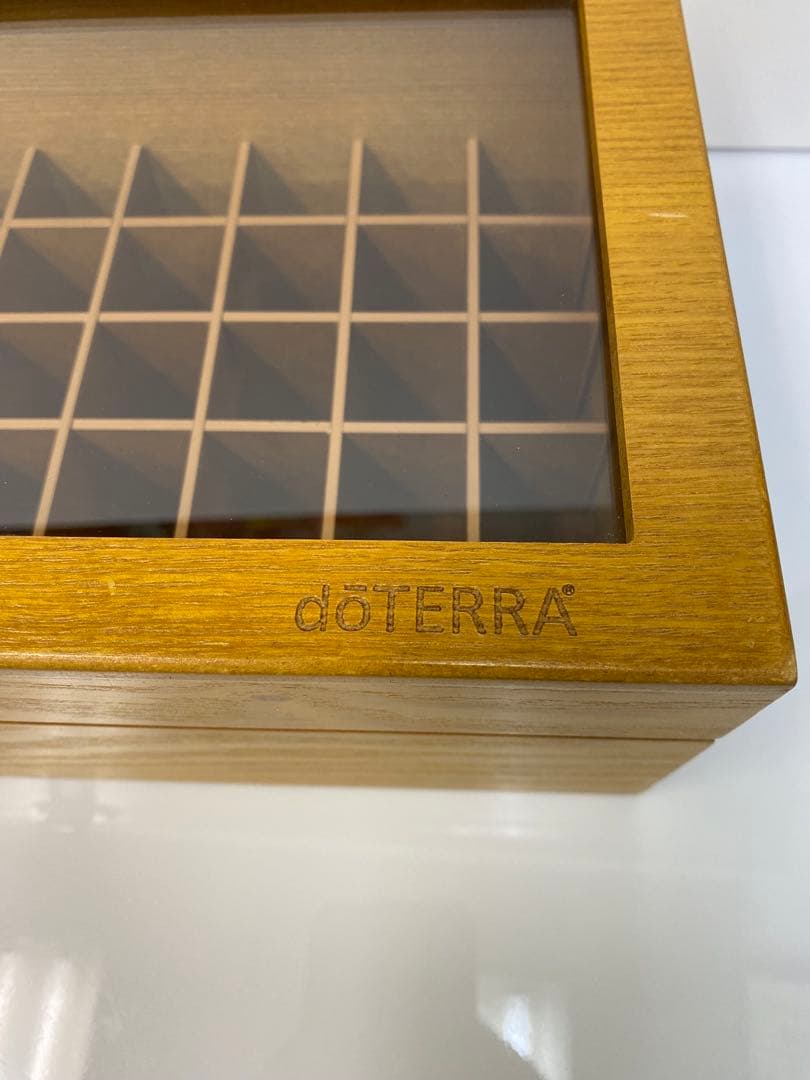 doTERRA 木製ガラス蓋付き エッセンシャルオイル瓶50本収納 ボックス