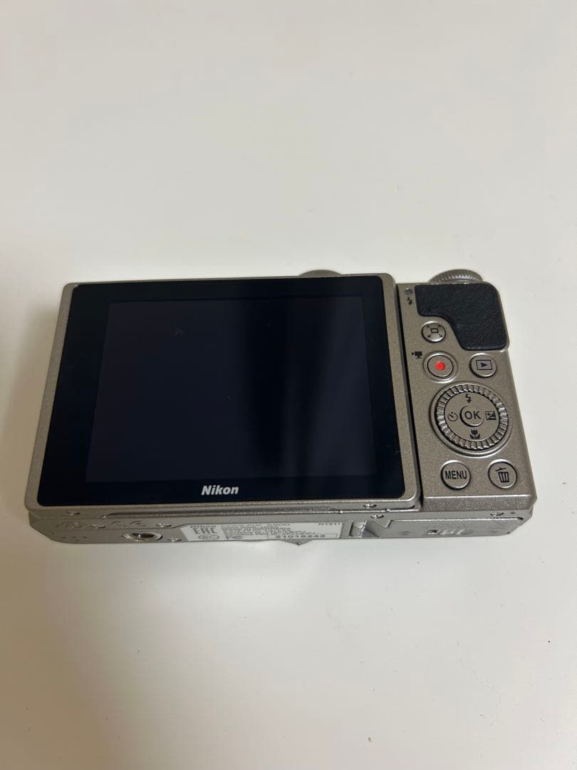 Nikon COOLPIX A900 シルバー　デジタルカメラ