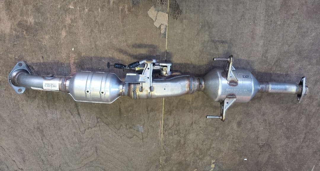 新品　純正　プリウス　50 触媒　エキゾーストパイプ　フロントパイプ