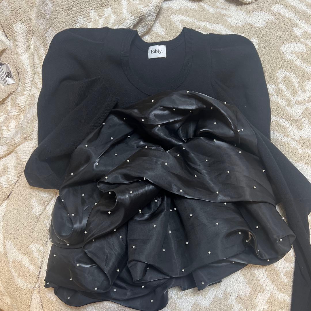 Bibiy. ブラック フリルトップス