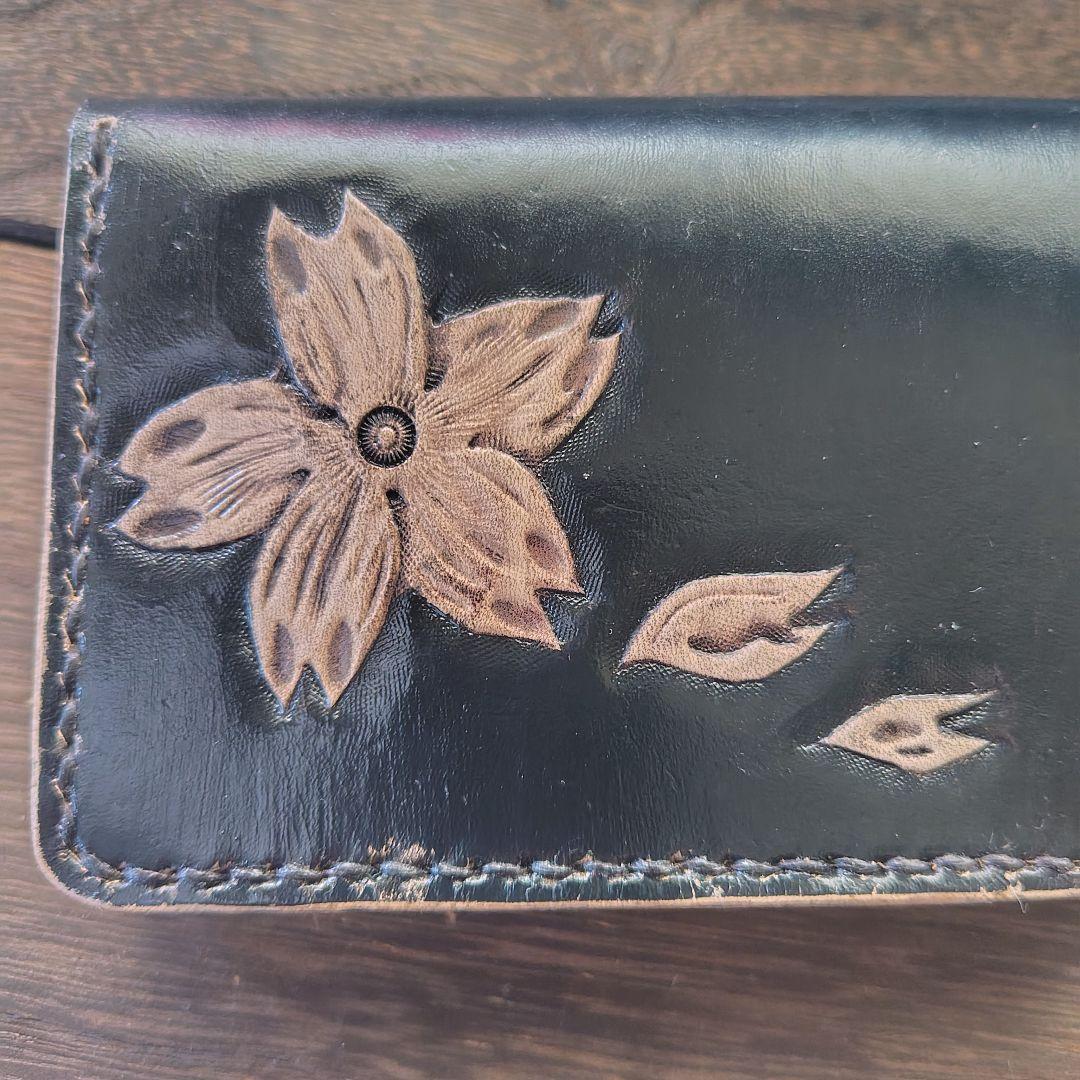 ミドルサイズ トラッカーウォレット 黒＆ネイビー 桜