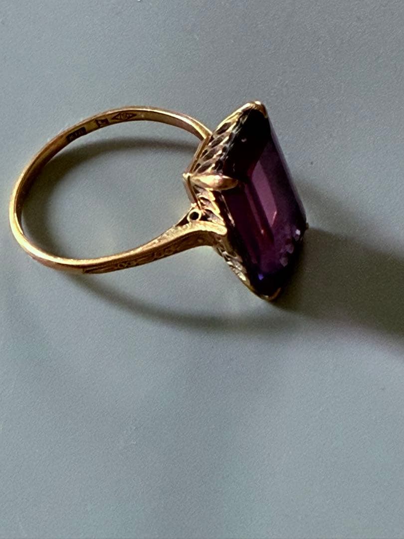 紫色のエメラルドカットリング