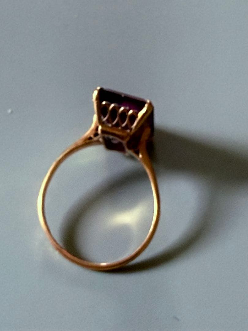 紫色のエメラルドカットリング