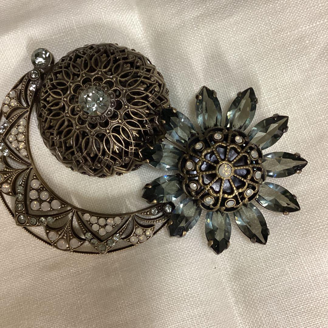 ジョルジュ　アルマーニのブローチ