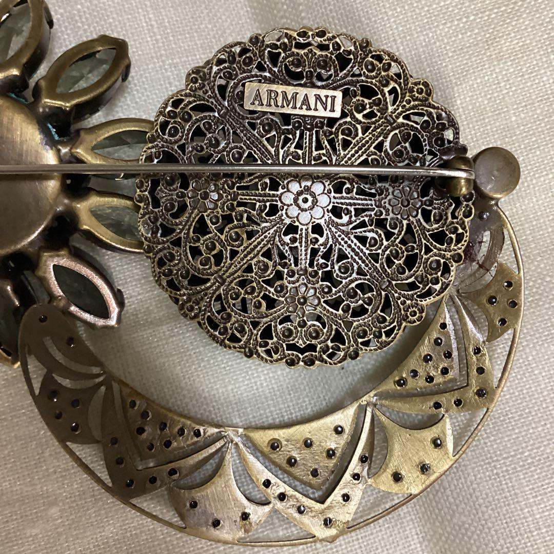 ジョルジュ　アルマーニのブローチ