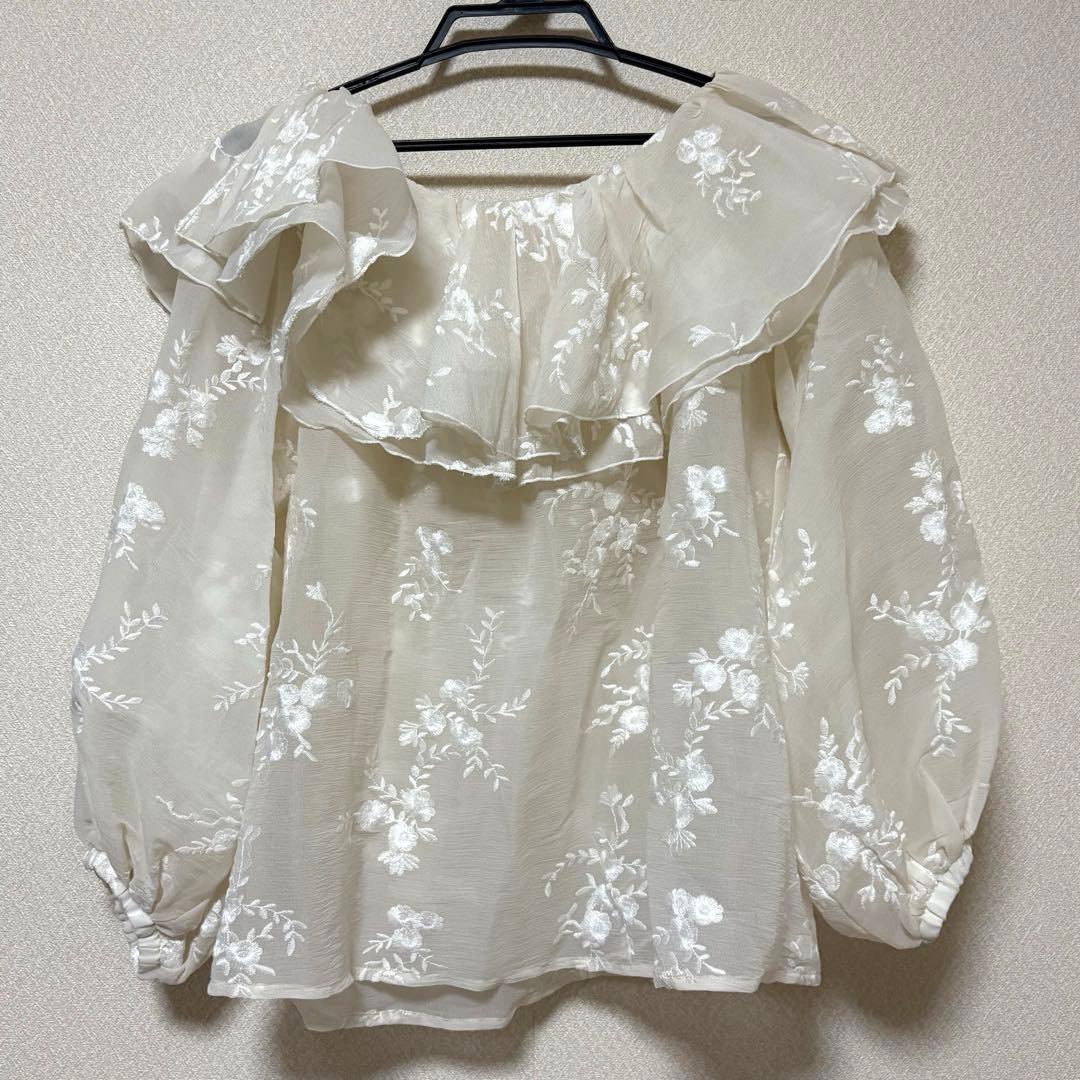 トップス Acka. embroidery frill blouse