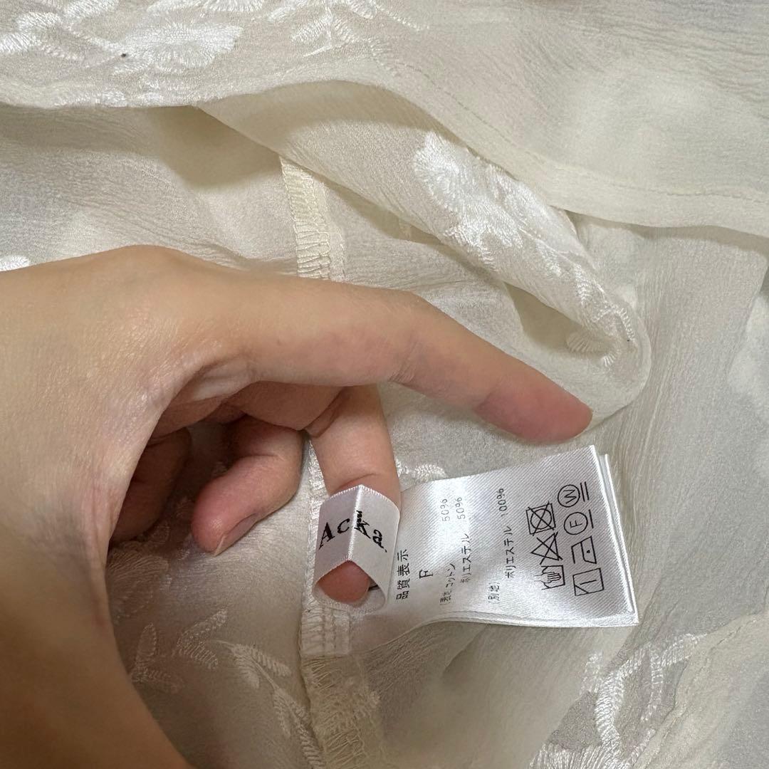 トップス Acka. embroidery frill blouse