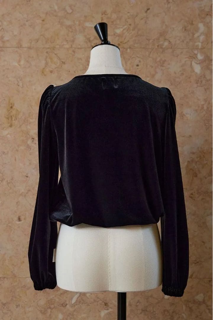 トップス MEER. ROUND CUTTING VELOU R TOP /BLK