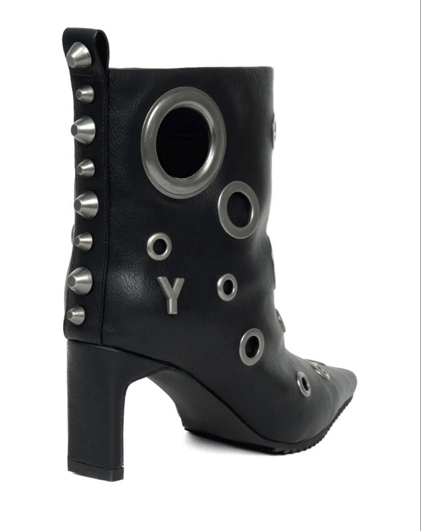 スタッズ付きブラックレザーブーツ